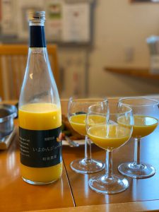 伊予柑ジュースが入ったグラス